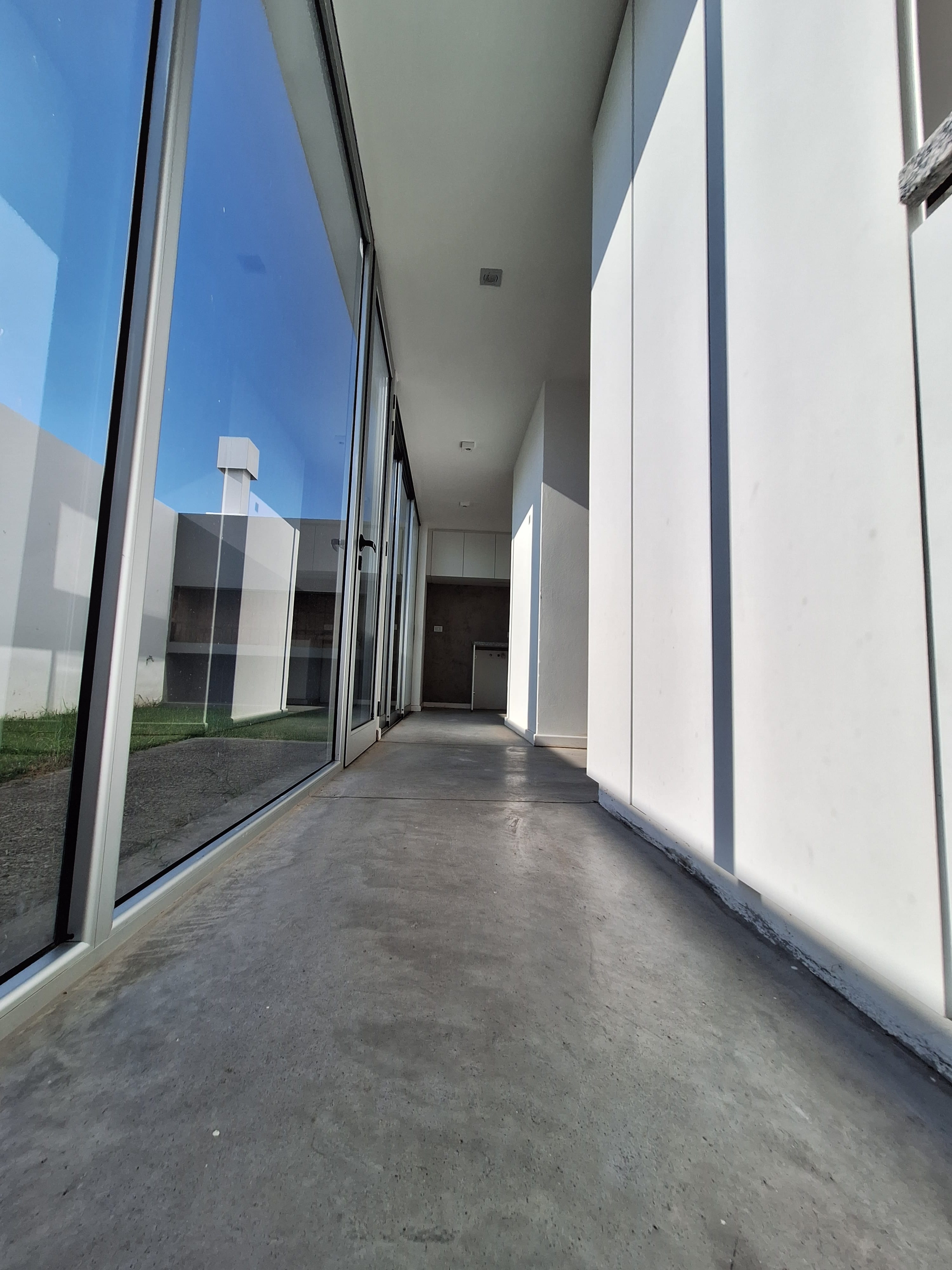 Pasillo con piso pulido
